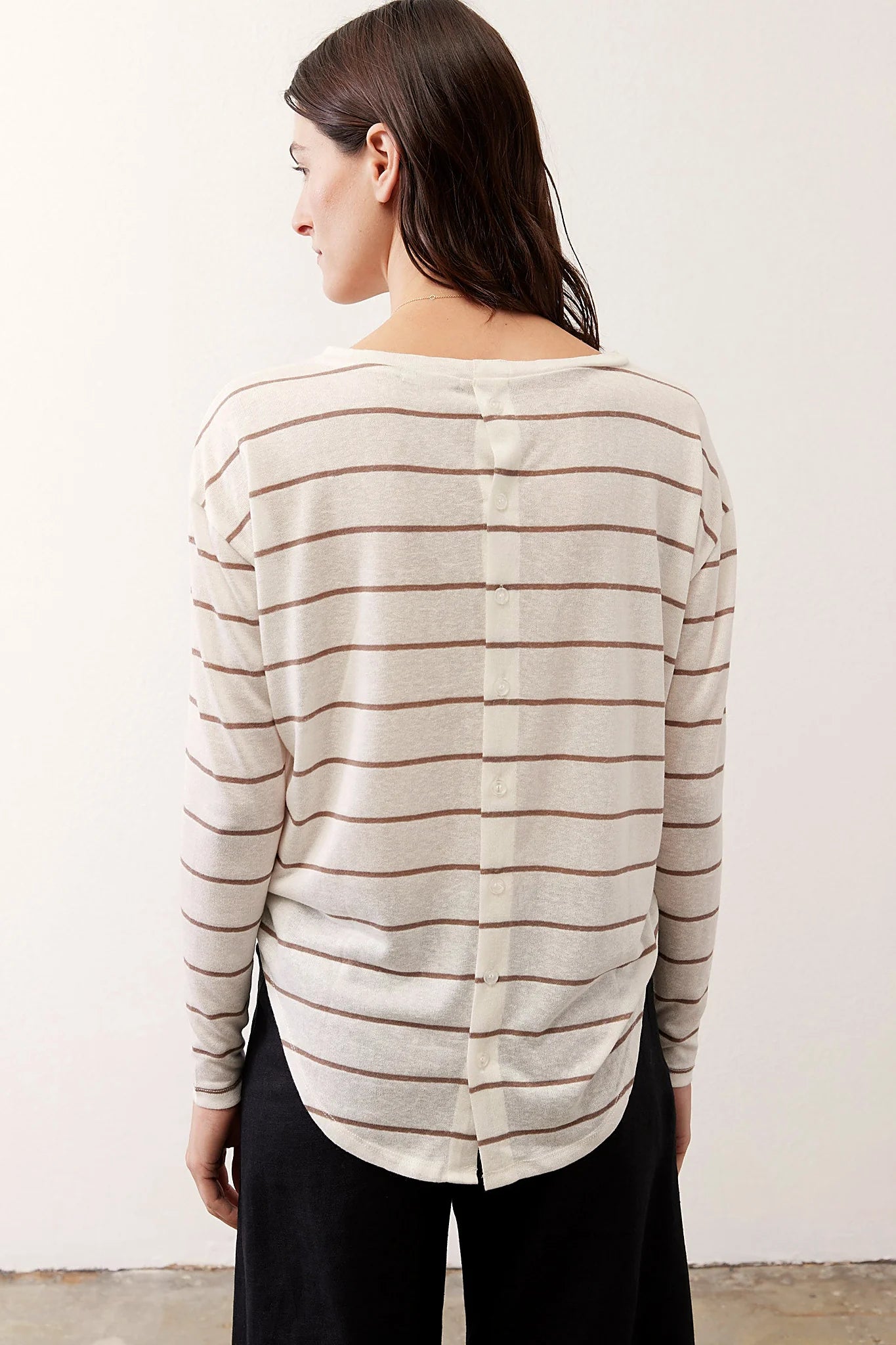 The relaxed body and regular length of the boat neck top