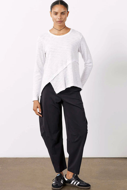 The diagonal hemline of the top