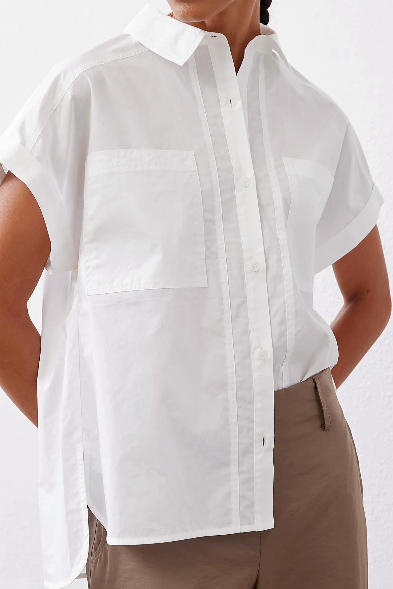 Traditional point collar on the shirt
