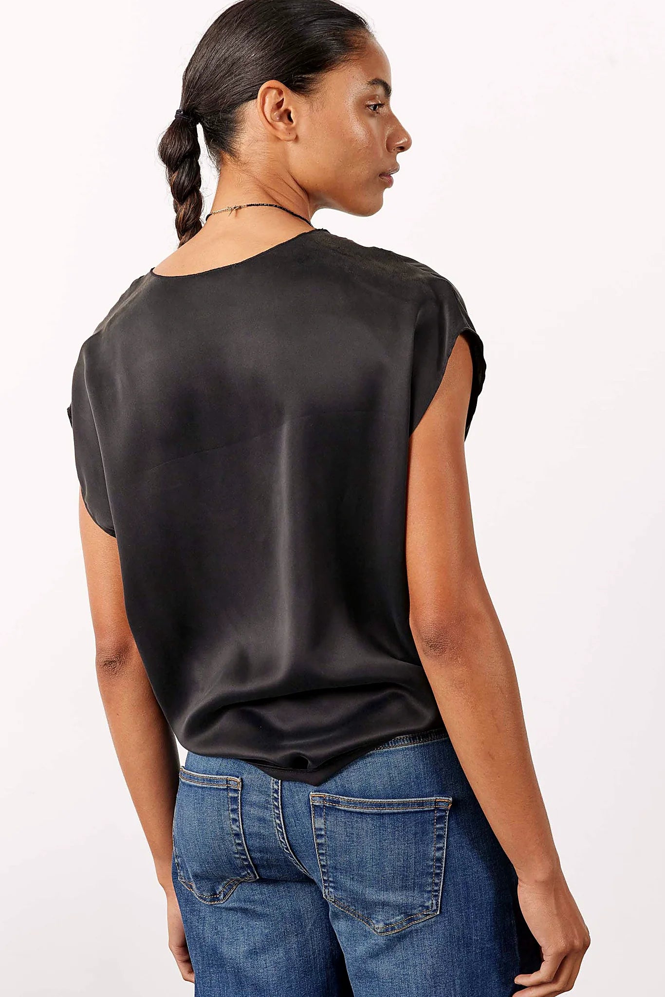 V-neckline finished with a slit