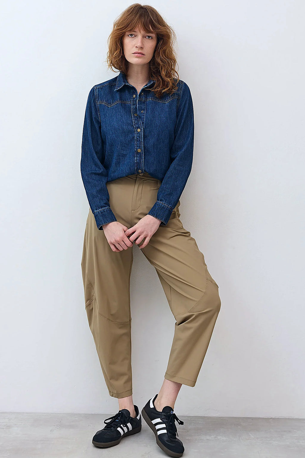 Traditional point collar on the denim shirt