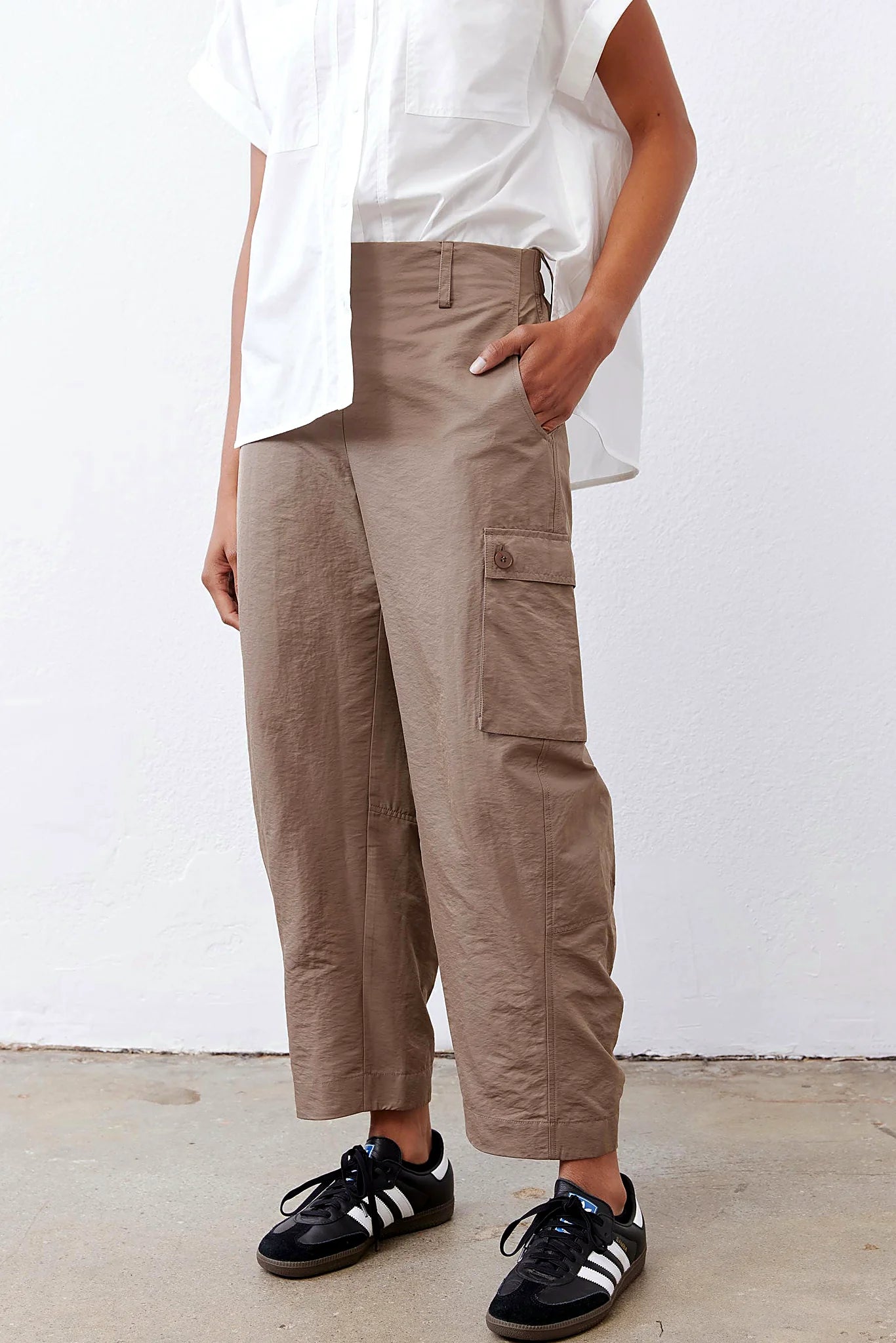 Structured front waistband with button and zip