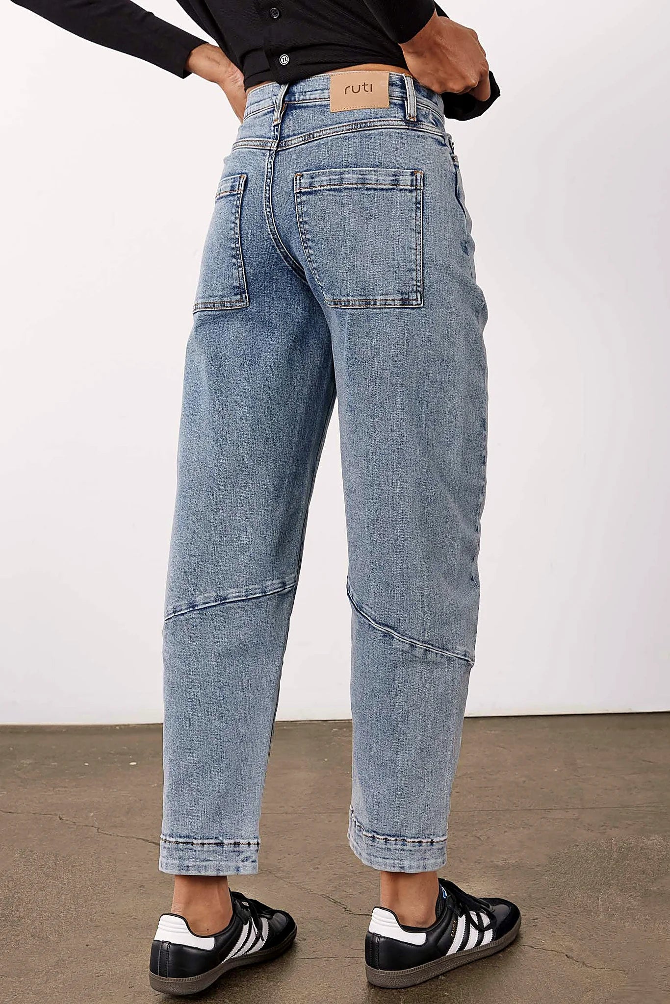 Boxy patch pocket at the front