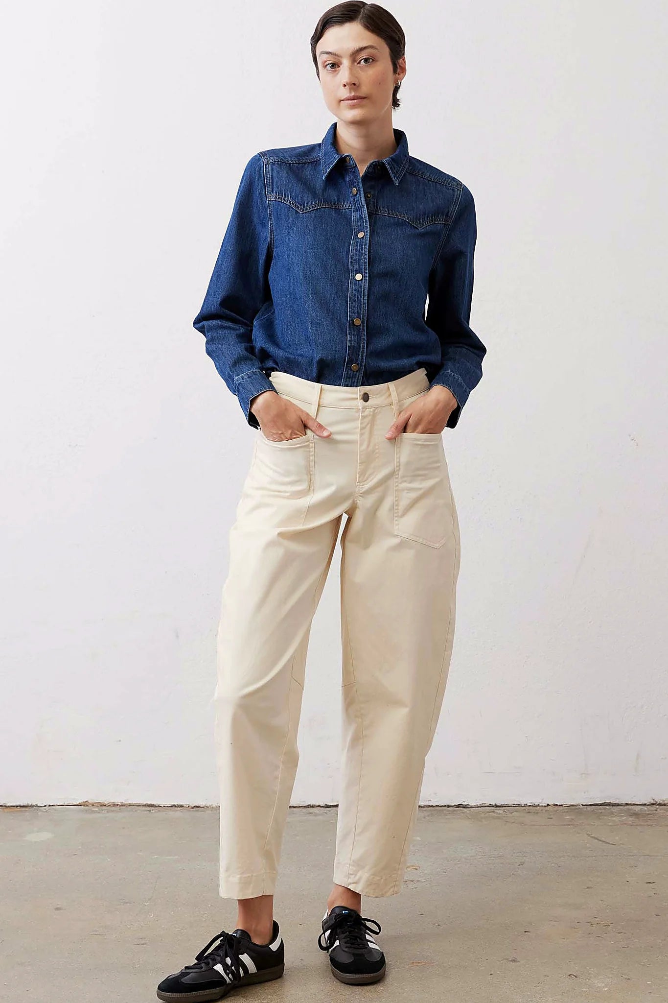 Ecru twill trousers with a tapered leg, front view