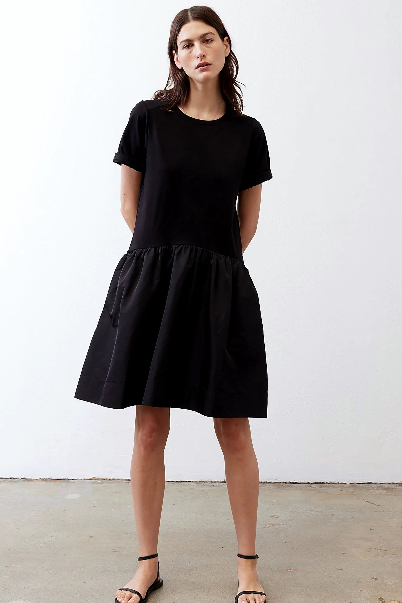Contrast ruffle running around the hem